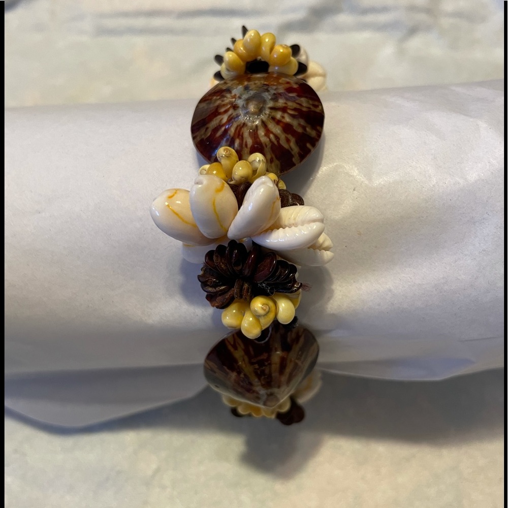 Hawaiian Shell Bracelet, Yellow Mung, Cowrie,